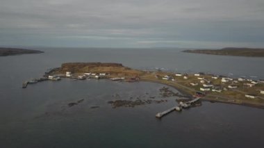 Hava panoramik bir bulutlu gün boyunca kayalık bir Atlantik Okyanusu kıyısında küçük bir kasaba. St. Anthony, yakınlarında kaz Cove Doğu Newfoundland, Canada alınan.