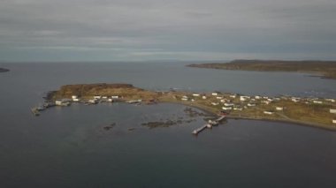 Hava panoramik bir bulutlu gün boyunca kayalık bir Atlantik Okyanusu kıyısında küçük bir kasaba. St. Anthony, yakınlarında kaz Cove Doğu Newfoundland, Canada alınan.