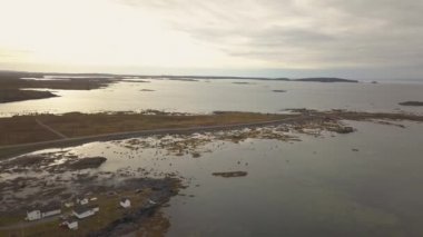 Hava panoramik bir bulutlu gün boyunca kayalık bir Atlantik Okyanusu kıyısında küçük bir kasaba. St. Anthony, yakınlarında kaz Cove Doğu Newfoundland, Canada alınan.
