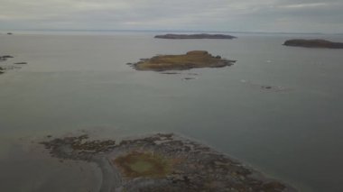 Hava panoramik bir bulutlu gün boyunca kayalık bir Atlantik Okyanusu kıyısında küçük bir kasaba. St. Anthony, yakınlarında kaz Cove Doğu Newfoundland, Canada alınan.