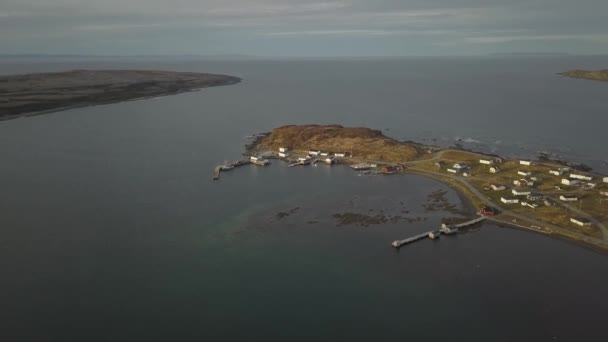 Panorama Flygfoto Över Liten Stad Klippiga Kusten Atlanten Molnig Dag — Stockvideo