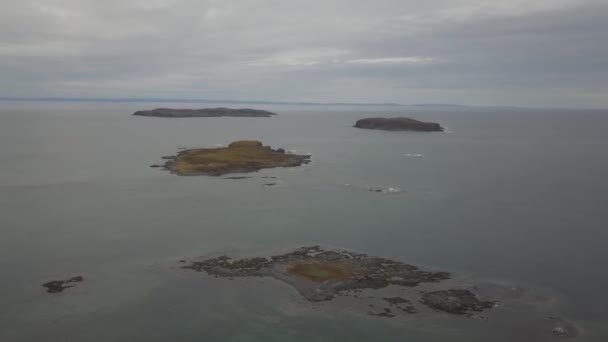 曇りの日の間に岩だらけの大西洋海岸にある小さな町の空中パノラマ ビュー カナダのニューファンドランド ガチョウ入り江東 聖アンソニーの近くで撮影 — ストック動画