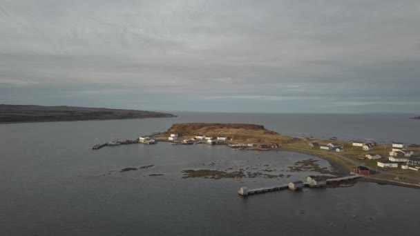 Panorama Flygfoto Över Liten Stad Klippiga Kusten Atlanten Molnig Dag — Stockvideo