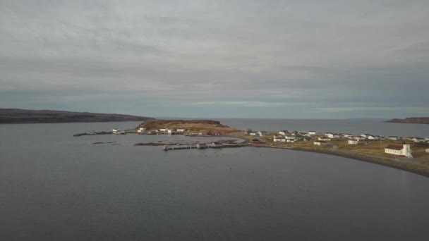 在多云的日子里 在岩石大西洋海岸上的一个小镇的空中全景 拍摄于加拿大纽芬兰圣安东尼附近的鹅湾东 — 图库视频影像