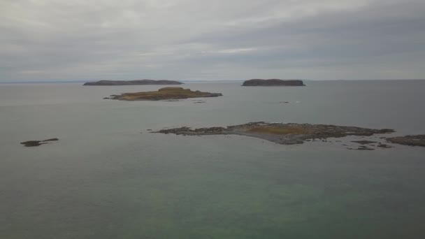 Panorama Flygfoto Över Liten Stad Klippiga Kusten Atlanten Molnig Dag — Stockvideo