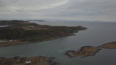 Bulutlu bir gün boyunca kayalık Bir Atlantik Okyanusu Kıyısında küçük bir kasabanın havadan görünümü. Little Quirpon, Newfoundland, Kanada'da çekildi.