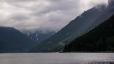Güzel hava deniz manzarası görünümü bir canlı yaz gün batımı sırasında Pasifik Okyanusu kıyısında. Kuzey Vancouver Adası, British Columbia, Kanada alınan.