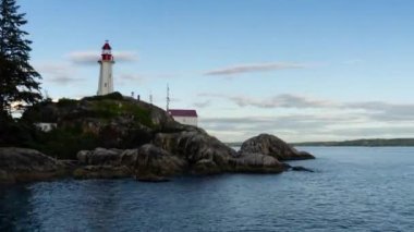 Güzel bir Kanada manzara bir bulutlu yaz gün batımı sırasında hava görünümünü. Deniz feneri Park, Horseshoe Bay, North Vancouver, Bc, Kanada içinde alınan.