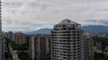 Bulutlu bir yaz günü boyunca modern banliyö mahallesinde Konut Binaları havadan timelapse. Metrotown, Burnaby, Vancouver, Bc, Kanada yakınlarında çekilmiş.