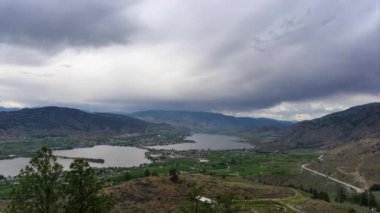 Fırtınalı bir yaz günü boyunca Osoyoos, Bc, Kanada'ya bakan güzel bir Kanada Manzarasının timelapse'i.