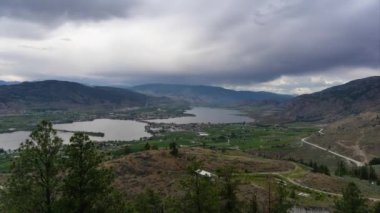 Fırtınalı bir yaz günü boyunca Osoyoos, Bc, Kanada'ya bakan güzel bir Kanada Manzarasının timelapse'i.