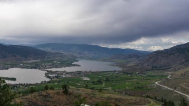 Fırtınalı bir yaz günü boyunca Osoyoos, Bc, Kanada'ya bakan güzel bir Kanada Manzarasının timelapse'i.