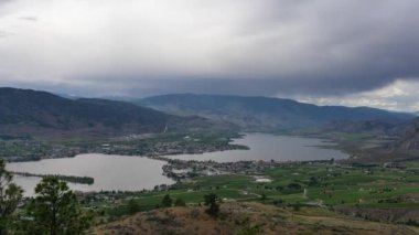 Fırtınalı bir yaz günü boyunca Osoyoos, Bc, Kanada'ya bakan güzel bir Kanada Manzarasının timelapse'i.