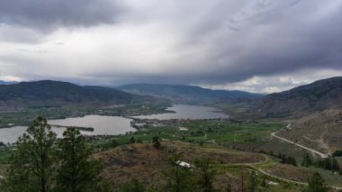 Fırtınalı bir yaz günü boyunca Osoyoos, Bc, Kanada'ya bakan güzel bir Kanada Manzarasının timelapse'i.
