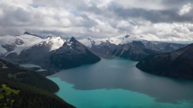 Canlı bulutlu bir yaz günü boyunca güzel Kanada Manzara Hava Timelapse. Garibaldi Gölü'nde çekilmiş, Squamish and Whistler yakınlarında, Vancouver'ın kuzeyinde, Bc, Kanada.