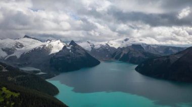 Canlı bulutlu bir yaz günü boyunca güzel Kanada Manzara Hava Timelapse. Garibaldi Gölü'nde çekilmiş, Squamish and Whistler yakınlarında, Vancouver'ın kuzeyinde, Bc, Kanada.