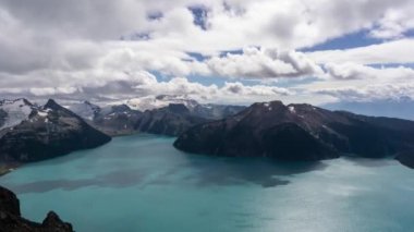 Canlı bulutlu bir yaz günü boyunca güzel Kanada Manzara Hava Timelapse. Garibaldi Gölü'nde çekilmiş, Squamish and Whistler yakınlarında, Vancouver'ın kuzeyinde, Bc, Kanada.