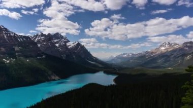 Canlı bulutlu bir yaz günü sırasında Kanada Rocky Mountain Manzara bir buzul gölün güzel hava timelapse. Peyto Gölü, Banff Ulusal Parkı, Alberta, Kanada'da çekilmiş.