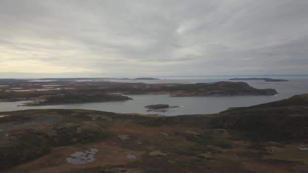 Vue Aérienne Panoramique Une Petite Ville Sur Une Côte Rocheuse — Video