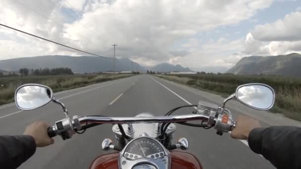 Montar Una Motocicleta Hermoso Camino Pintoresco Rodeado Las Montañas Canadienses — Vídeos de Stock