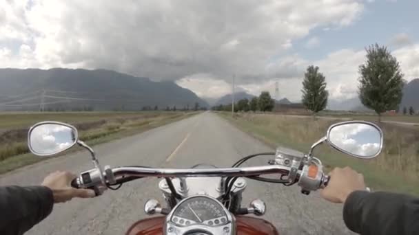 Montar Una Motocicleta Hermoso Camino Pintoresco Rodeado Las Montañas Canadienses — Vídeos de Stock