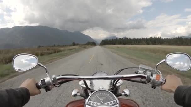 Montar Una Motocicleta Hermoso Camino Pintoresco Rodeado Las Montañas Canadienses — Vídeos de Stock