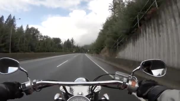 カナダ山脈に囲まれた美しい風光明媚な道路でオートバイに乗る — ストック動画