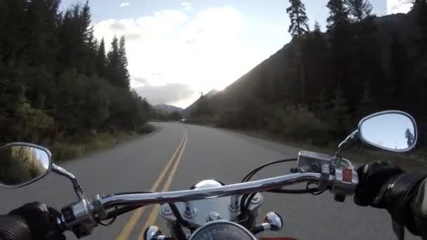 Montar Una Motocicleta Una Hermosa Carretera Panorámica Rodeada Las Montañas — Vídeo de stock