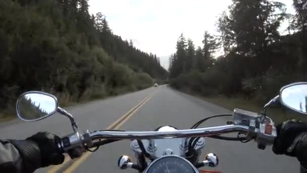 Montar Una Motocicleta Una Hermosa Carretera Panorámica Rodeada Las Montañas — Vídeos de Stock