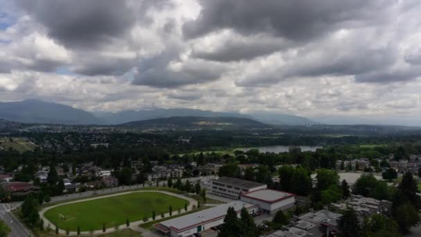 Luchtfoto Timelapse Van Een Moderne Stad Tijdens Een Bewolkte Zomeravond — Stockvideo