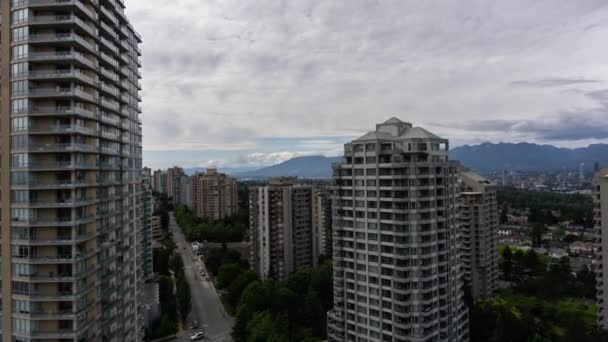 在多云的夏日 现代郊区住宅建筑的空中延时 靠近大都会 伯纳比 温哥华 不列颠哥伦比亚省 加拿大 — 图库视频影像