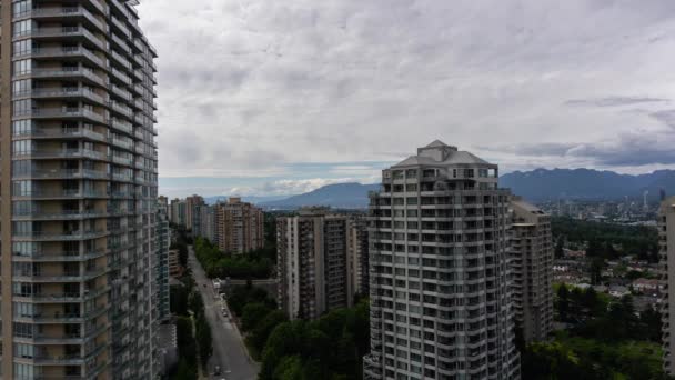 在多云的夏日 现代郊区住宅建筑的空中延时 靠近大都会 伯纳比 温哥华 不列颠哥伦比亚省 加拿大 — 图库视频影像