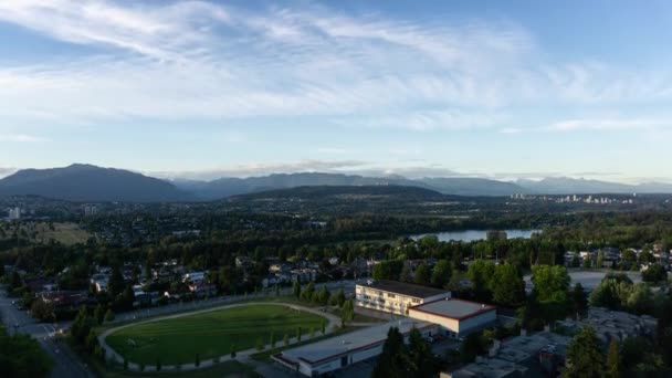 Timelapse Aérienne Une Ville Moderne Cours Une Soirée Nuageuse Été — Video