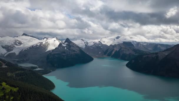 Timelapse Aéreo Hermoso Paisaje Canadiense Durante Día Verano Nublado Vibrante — Vídeos de Stock