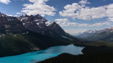 Canlı bulutlu bir yaz günü sırasında Kanada Rocky Mountain Manzara bir buzul gölün güzel hava timelapse. Peyto Gölü, Banff Ulusal Parkı, Alberta, Kanada'da çekilmiş.