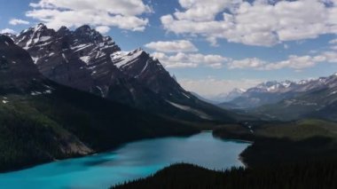 Canlı bulutlu bir yaz günü sırasında Kanada Rocky Mountain Manzara bir buzul gölün güzel hava timelapse. Peyto Gölü, Banff Ulusal Parkı, Alberta, Kanada'da çekilmiş.