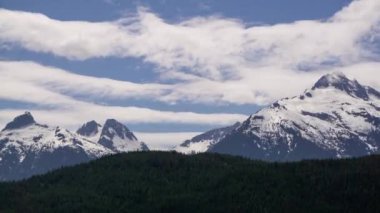 Güneşli bir yaz gününde Rocky Dağları'nın güzel timelapse. Squamish and Whistler yakınlarında çekilmiş, Vancouver'ın kuzeyi, Bc, Kanada.