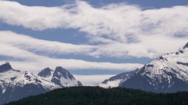 Güneşli bir yaz gününde Rocky Dağları'nın güzel timelapse. Squamish and Whistler yakınlarında çekilmiş, Vancouver'ın kuzeyi, Bc, Kanada.