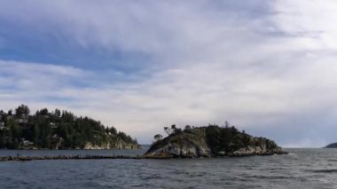 Whytecliff Park'ta bulutlu ve fırtınalı bir akşam. Horseshoe Bay, Batı Vancouver, Bc, Kanada.