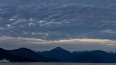 Canlı bir yaz akşamı boyunca bulutlu bir gün batımı timelapse. Whytecliff Park, Horseshoe Bay, Batı Vancouver, Bc, Kanada'da çekilmiş.
