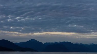 Canlı bir yaz akşamı boyunca bulutlu bir gün batımı timelapse. Whytecliff Park, Horseshoe Bay, Batı Vancouver, Bc, Kanada'da çekilmiş.