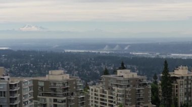 Bulutlu bir yaz günü boyunca bir yerleşim mahallenin havadan timelapse. Burnaby Dağı'nın tepesinde alınan, Vancouver, Bc, Kanada.