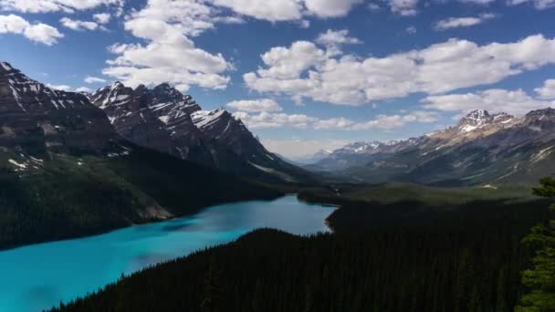 鮮やかな曇りの夏の日の間にカナダロッキー山脈の風景の氷河湖の美しい空中タイムラプス カナダ アルバータ州 バンフ国立公園 ペイト湖で撮影 — ストック動画