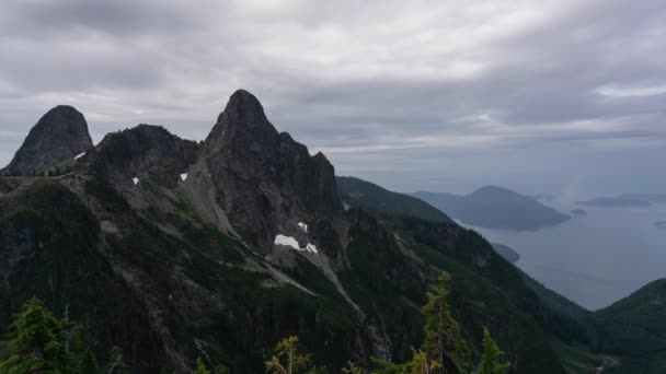 Timelapse Van Leeuwen Pieken Howe Sound Tijdens Een Bewolkte Zomer — Stockvideo