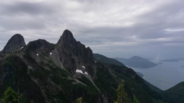 Timelapse Lions Csúcsok Howe Sound Közben Zavaros Nyári Reggelen Található — Stock videók