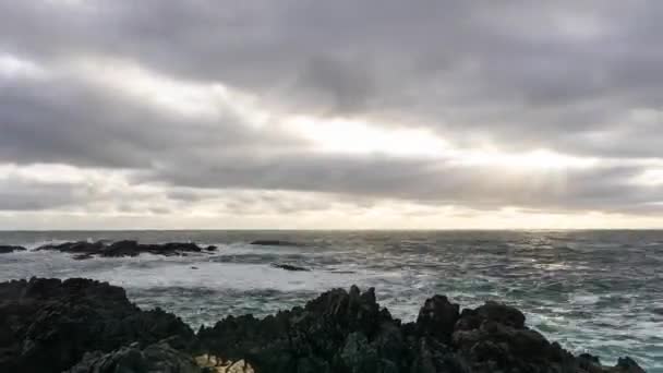 Piękne Timelapse Wybrzeża Oceanu Spokojnego Tętniącym Życiem Zimowym Zachodzie Słońca — Wideo stockowe