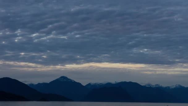 在充满活力的夏日夜晚 多云的日落时间流逝 拍摄于韦斯特克利夫公园 马蹄湾 西温哥华 不列颠哥伦比亚省 加拿大 — 图库视频影像