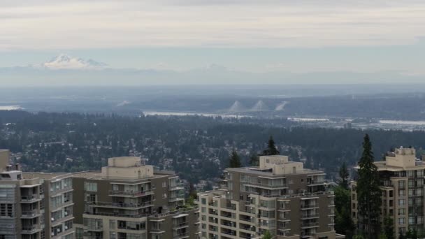 在多云的夏季 住宅区的空中延时 拍摄于加拿大不列颠哥伦比亚省温哥华伯纳比山山顶 — 图库视频影像