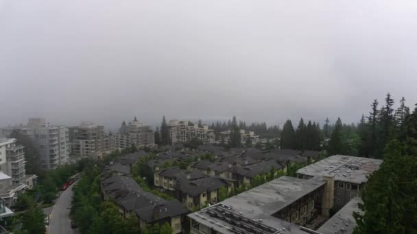 曇りの夏の日の間に住宅街の空中タイムラプス バーナビー山の頂上 バンクーバー カナダ — ストック動画