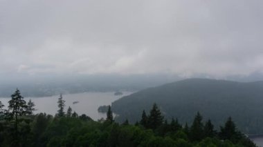 Bulutlu bir yaz günü Deep Cove ve Hint Kolu Timelapse. Burnaby Dağı'nın tepesinden alındı, Vancouver, Bc, Kanada.